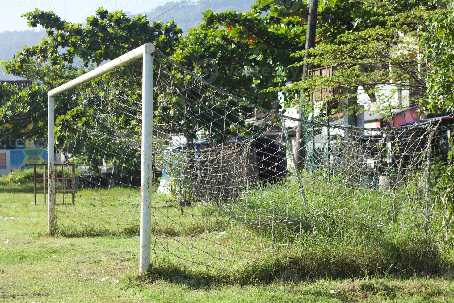 fußball- oder fußballtornetz auf der alten rasenfläche. foto