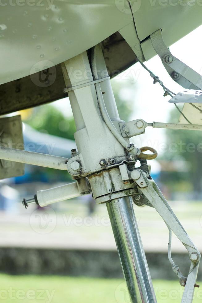 Nahaufnahme des Radkastens oder des Fahrwerks eines alten Flugzeugs. foto