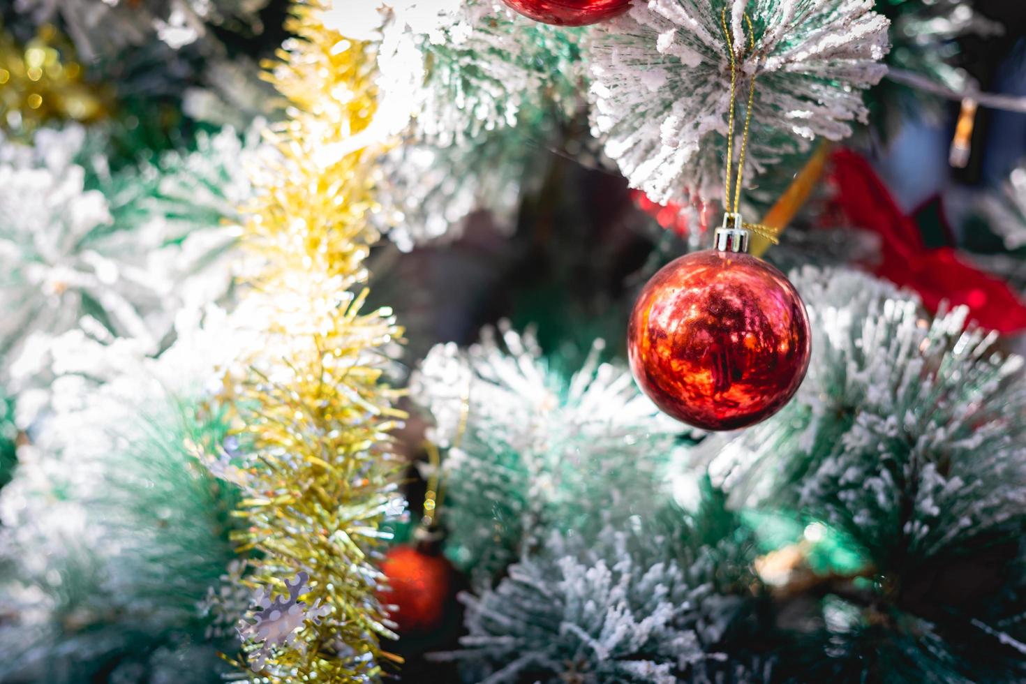 schön geschmückter weihnachtsbaum mit weihnachtskugel. Feiertagshintergrund und guten Rutsch ins neue Jahr. foto