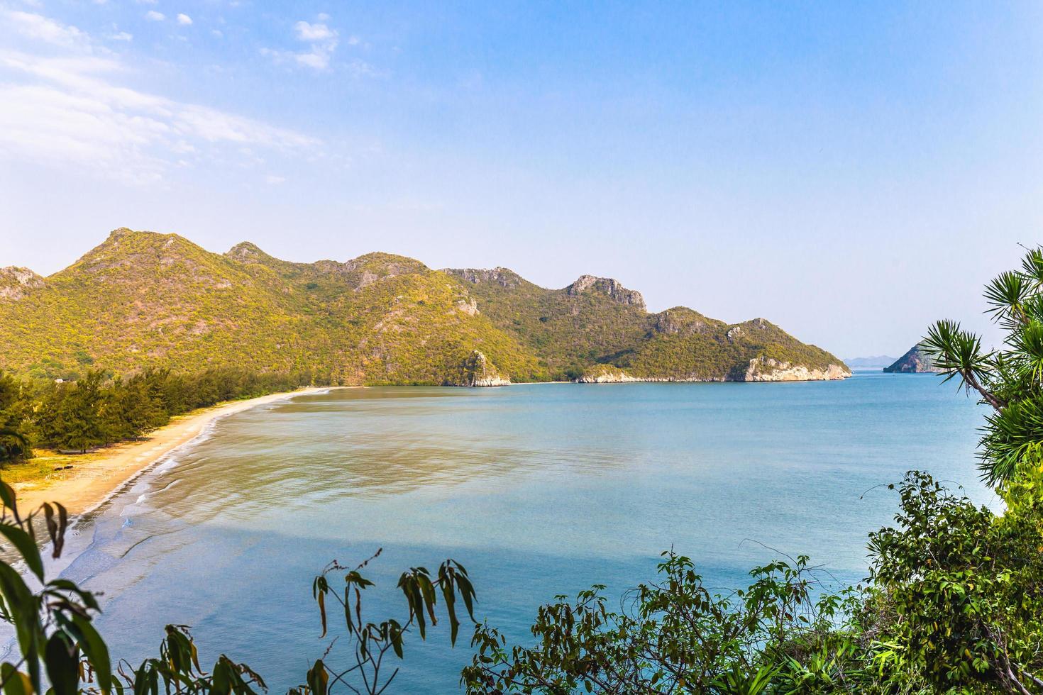 panoramalandschaft des tropischen inselstrandes mit berg- und blauem himmelhintergrund bei prachuap khiri khan thailand. Aussichtspunkt foto