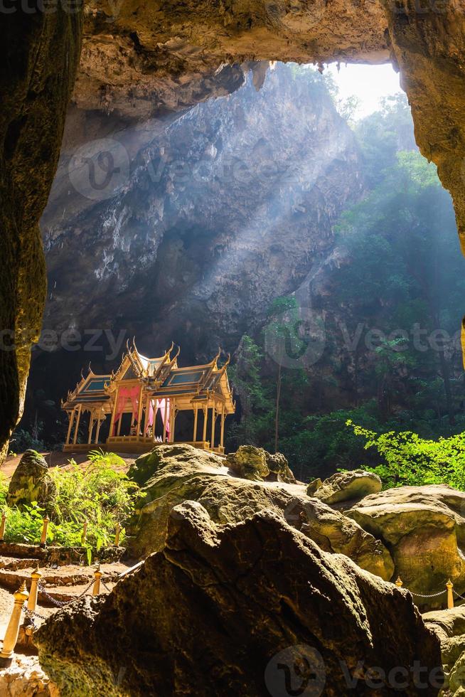 Die erstaunliche Höhle Phraya Nakhon im Nationalpark Khao Sam Roi Yot in Prachuap Khiri Khan Thailand ist ein kleiner Tempel in den Sonnenstrahlen in der Höhle. foto