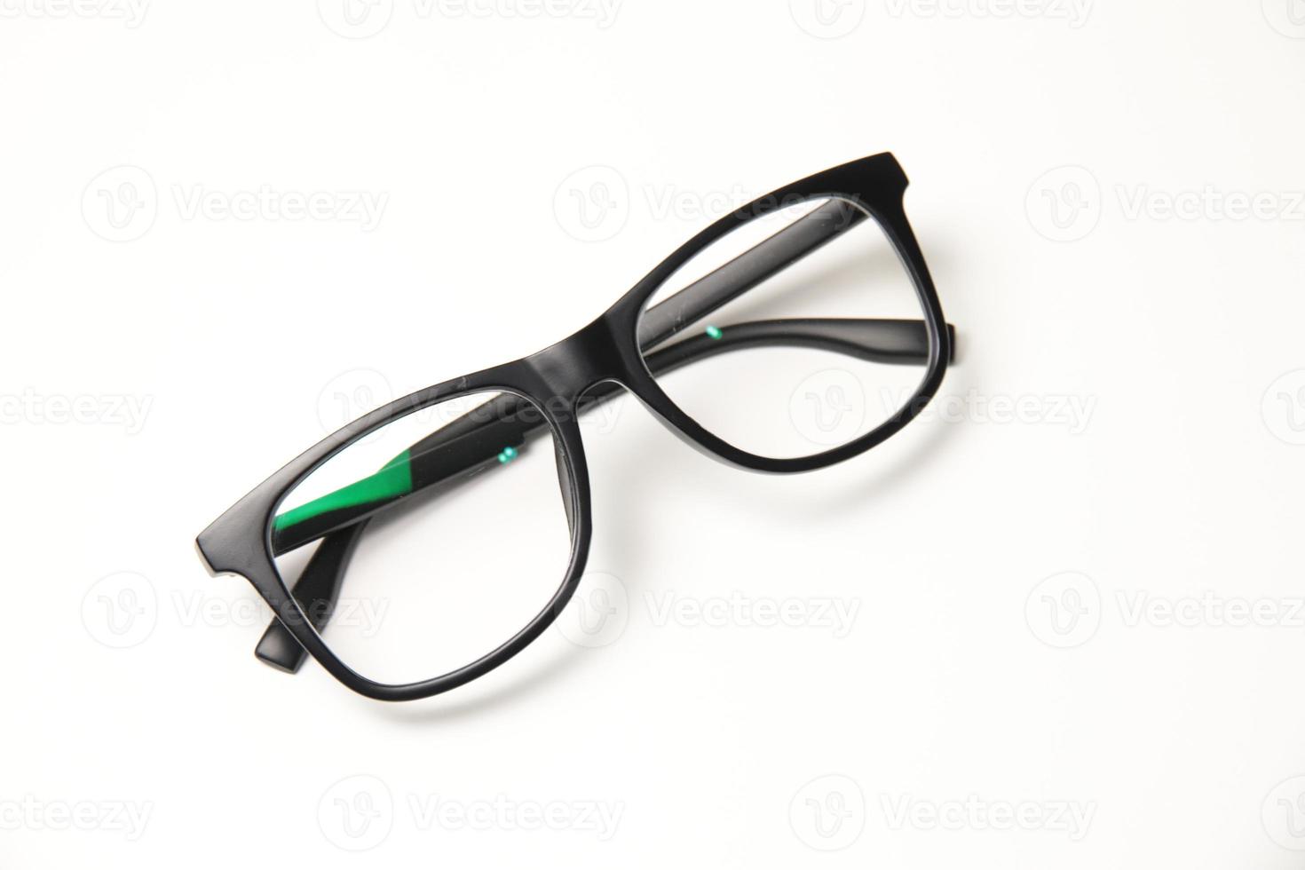 brille isoliert auf weiß foto