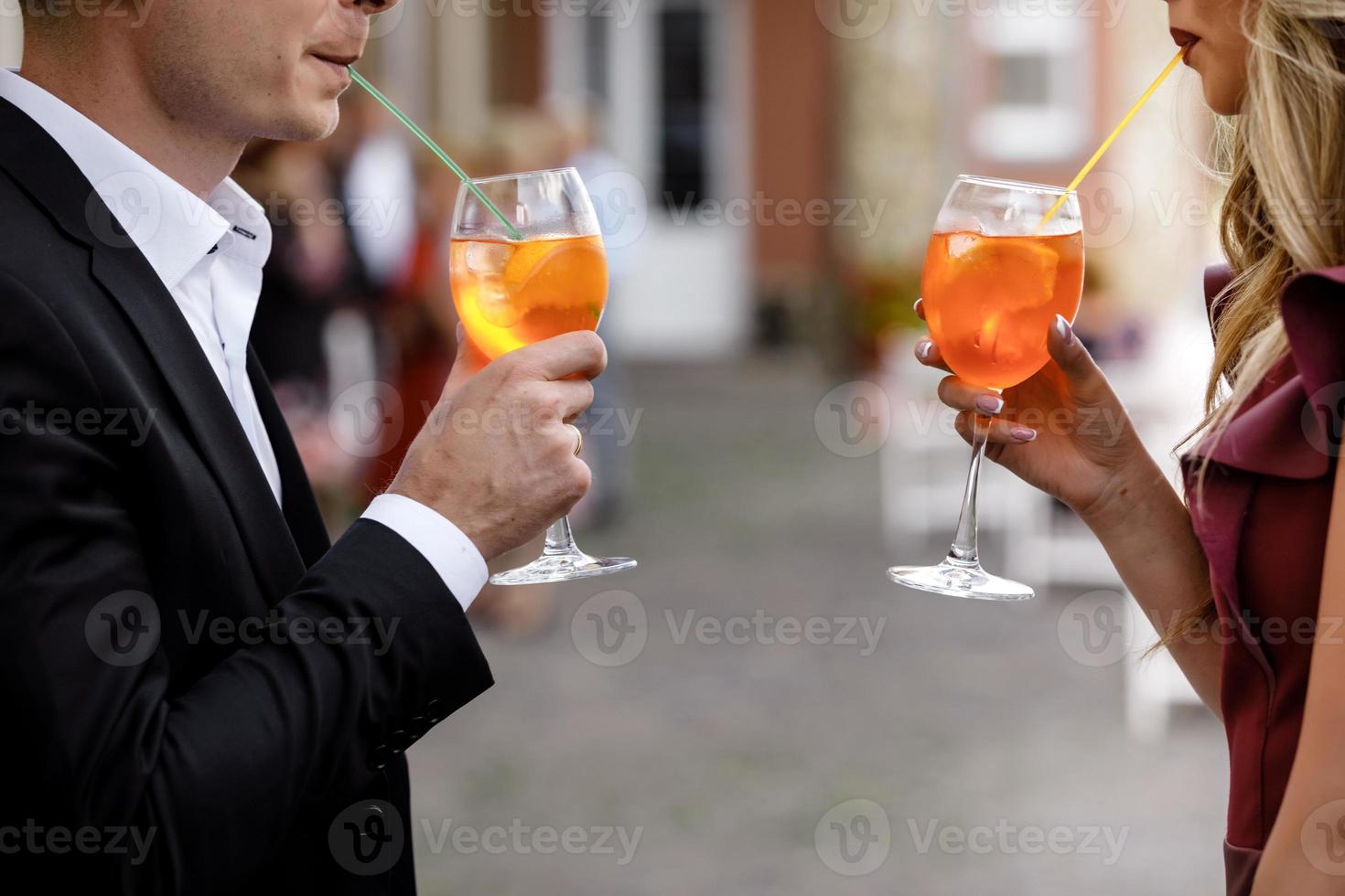 junges Paar, das einen Cocktail trinkt. Hände von zwei Personen, die Cocktails halten. alkoholische Cocktails. alkoholfreie Getränke foto