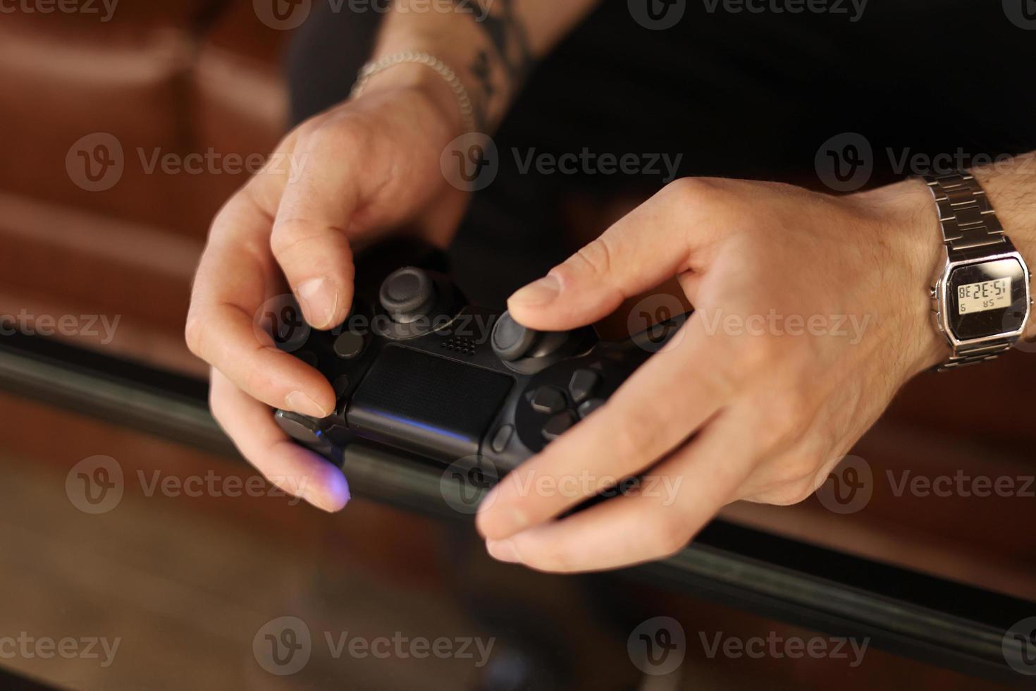 Spielkonzept spielen. teilkörper mann mit joystick spiel auf konsole. männliche hände halten pad. hochwertiges Foto