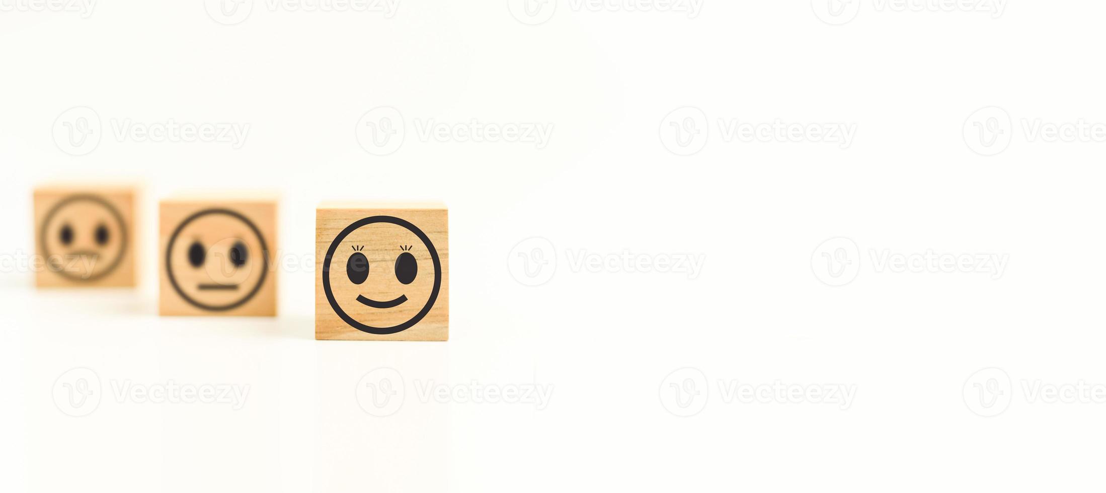 dieses feedback mit lächeln gesicht holzwürfel glücklich smiley gesicht symbol um zufriedenheit im service zu geben. Bewertung sehr beeindruckt. schwarz, kundenservice und zufriedenheitskonzept. kopierraum, selektiver fokus. foto