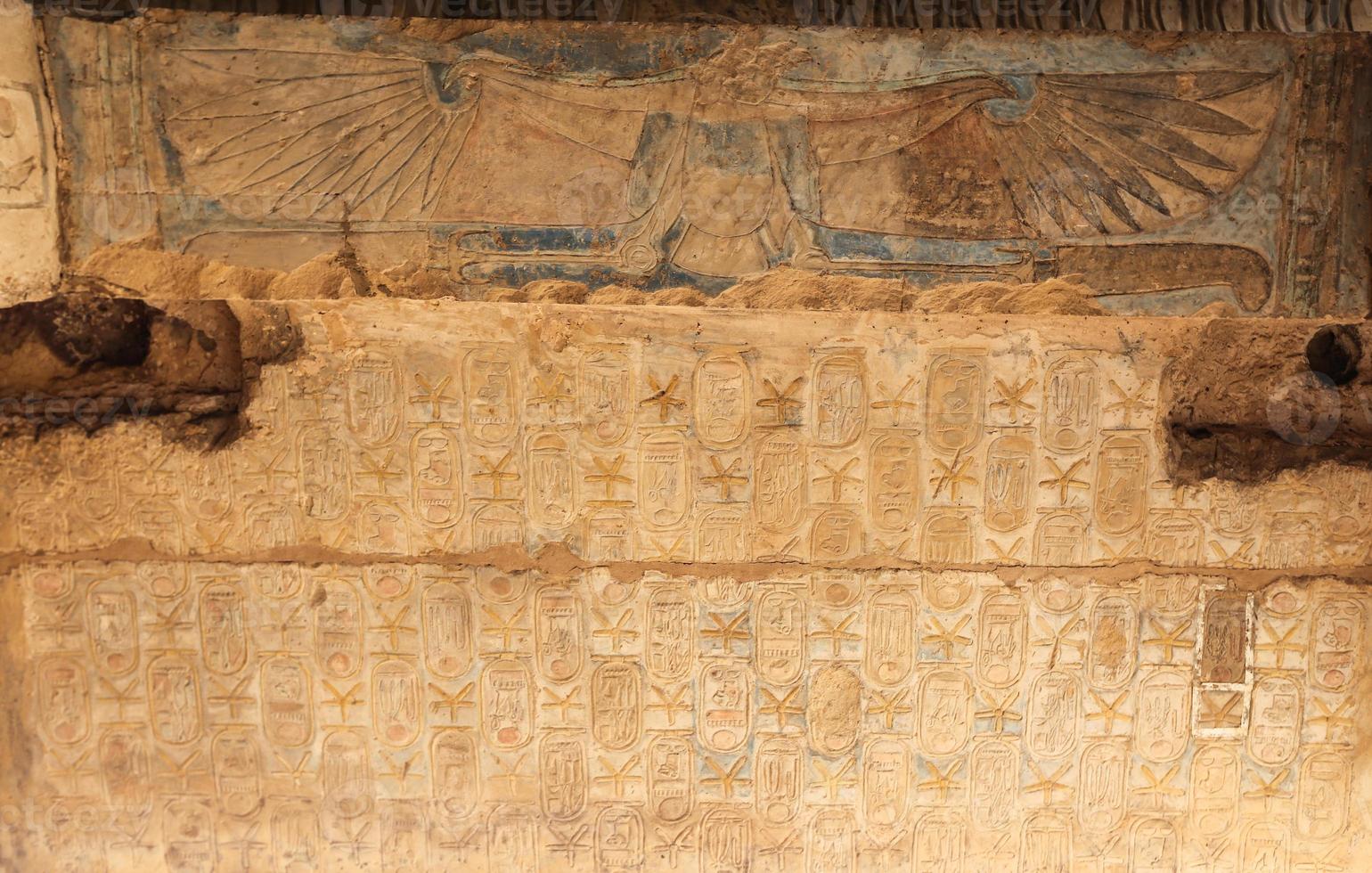 ägyptische hieroglyphen im totentempel von sethos i, luxor, ägypten foto