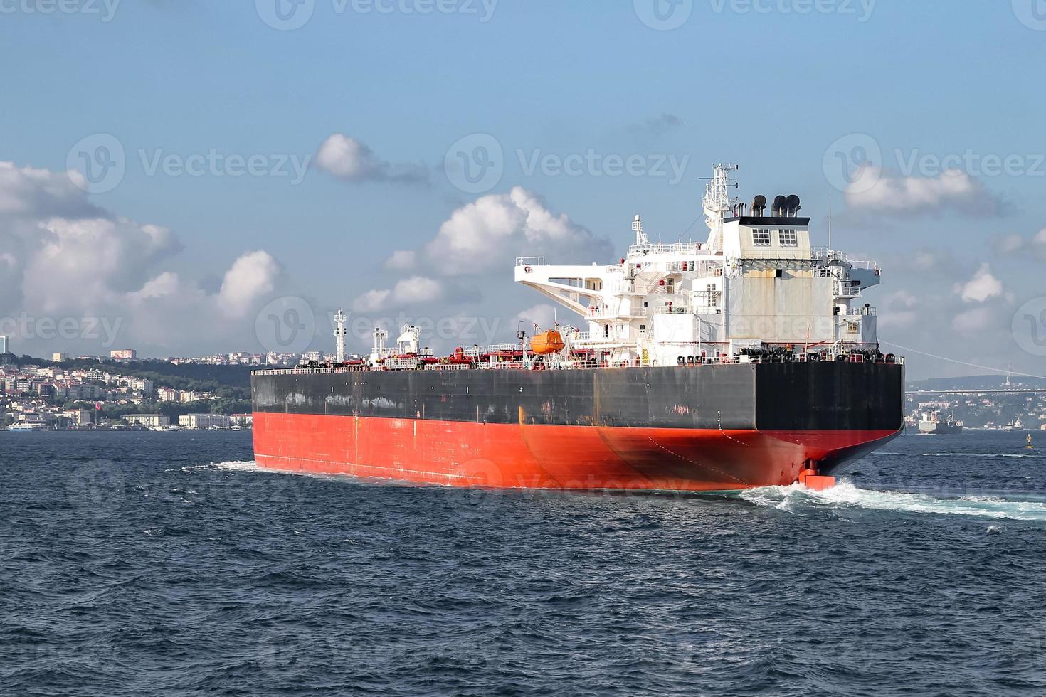 Frachtschiff im Meer foto