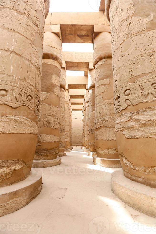 Säulen in der Säulenhalle des Karnak-Tempels, Luxor, Ägypten foto