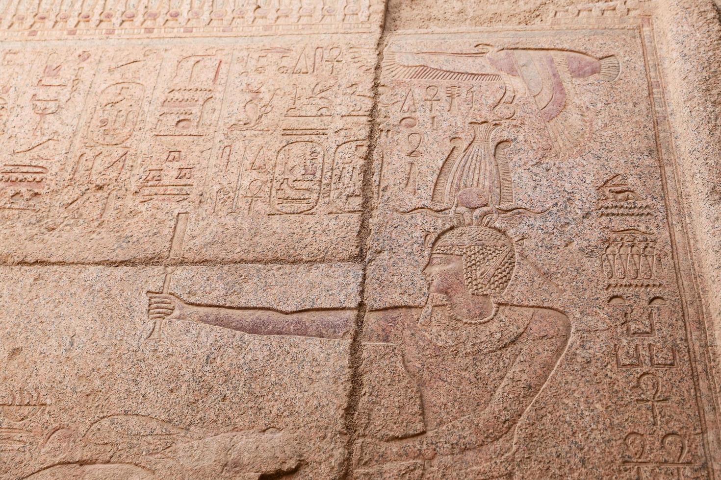 hieroglyphen im karnak-tempel, luxor, ägypten foto