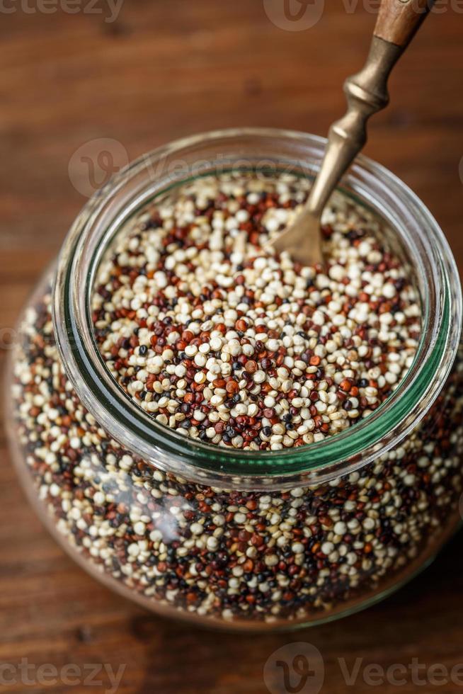 rote, weiße und schwarze Quinoa foto