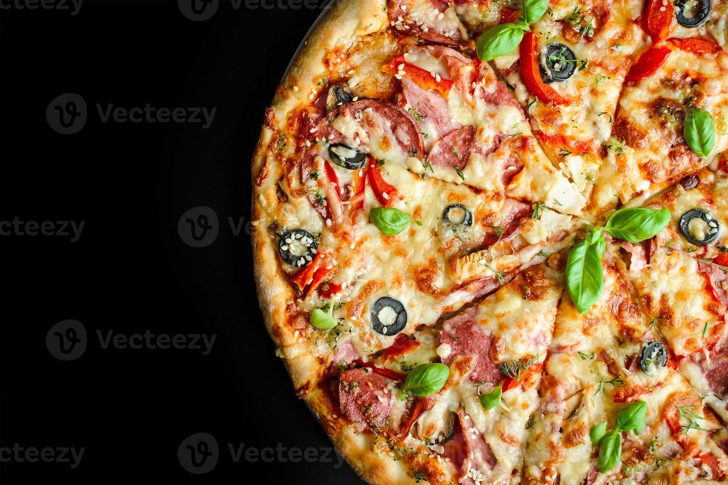 eine halbe italienische pizza draufsicht foto