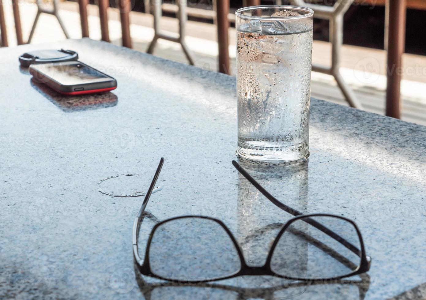 reines trinkwasser in einem klaren glas. foto