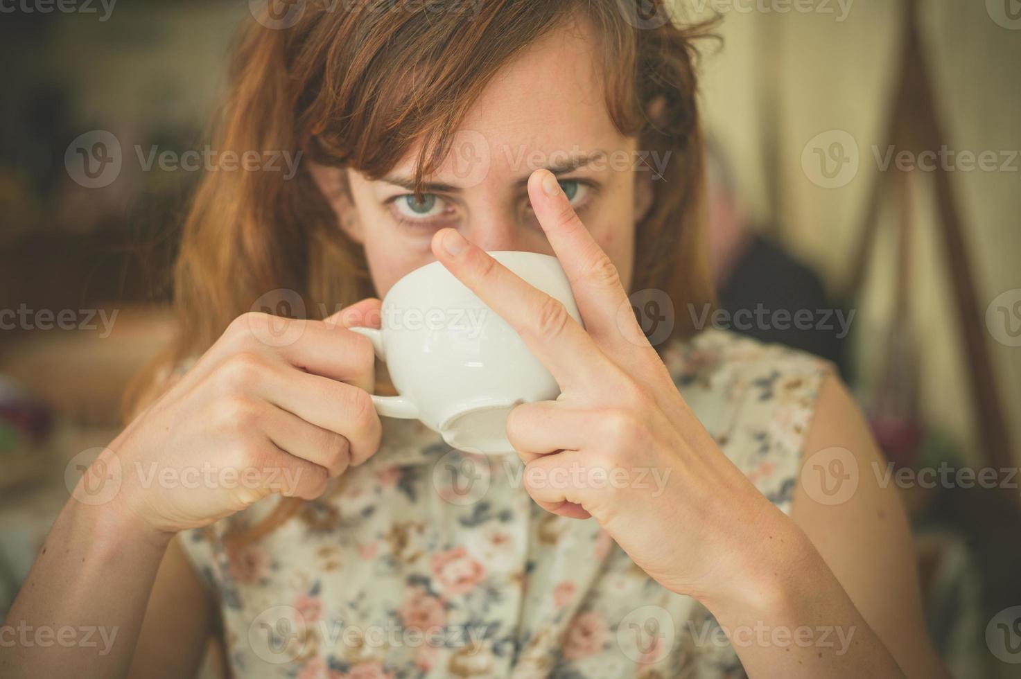 Frau trinkt Kaffee und flucht foto