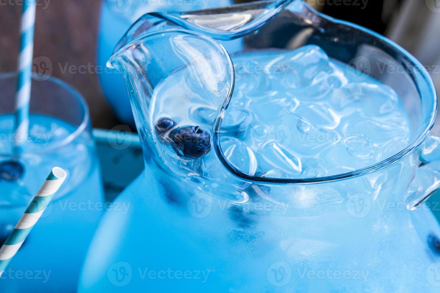 erfrischende Sommergetränke mit Blaubeerlimonade foto