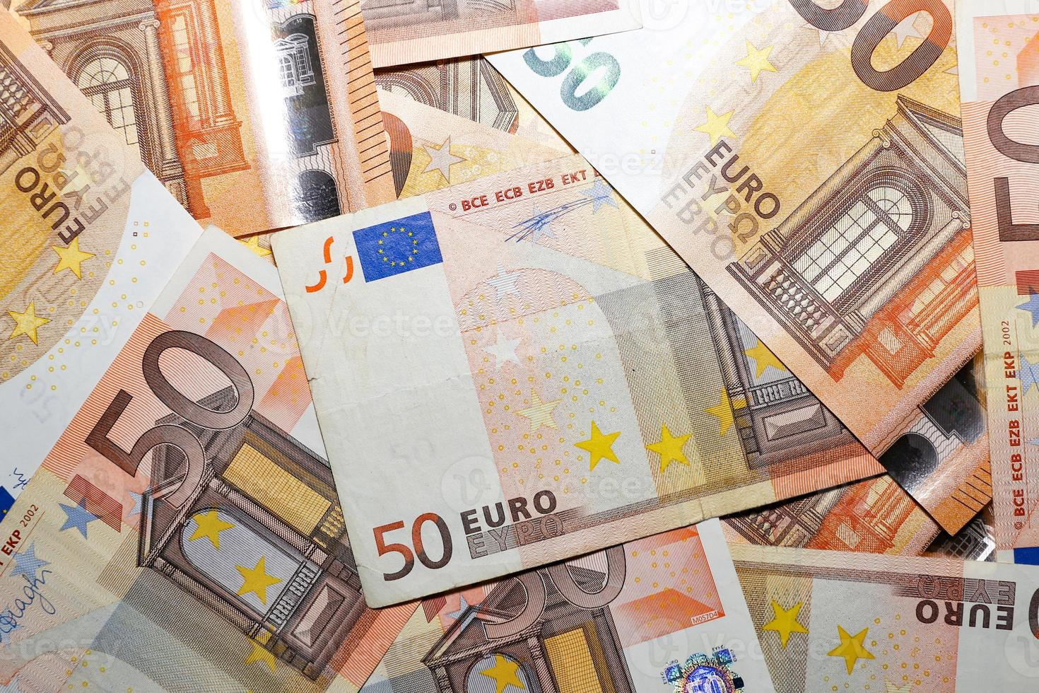 Stapel von Euro-Banknoten aus Papier foto
