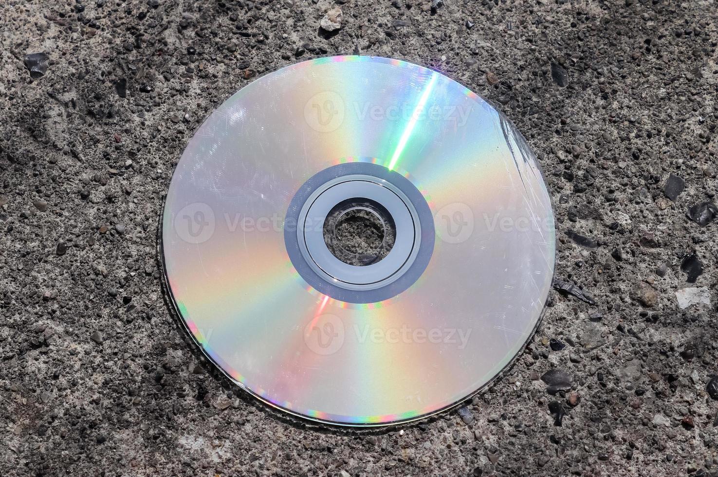 alte gebrauchte CD auf einer asphaltierten Straße. Nahaufnahme. foto