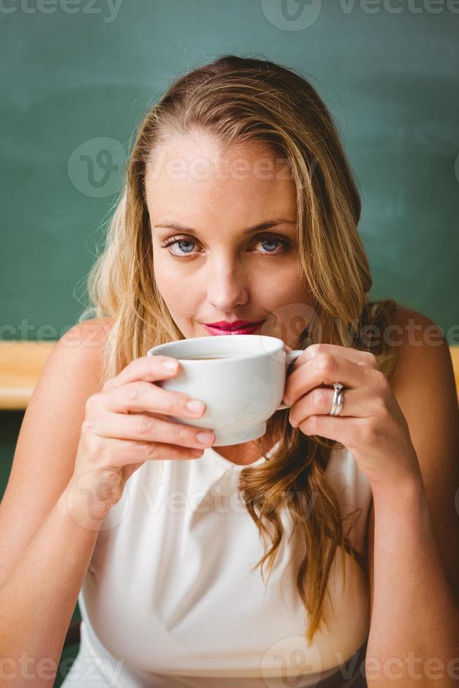 schöne Geschäftsfrau, die Kaffee trinkt foto