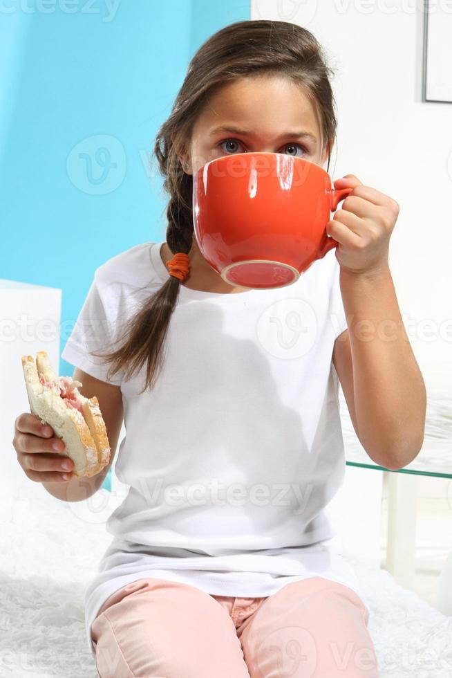 Mädchen trinkt Tee foto