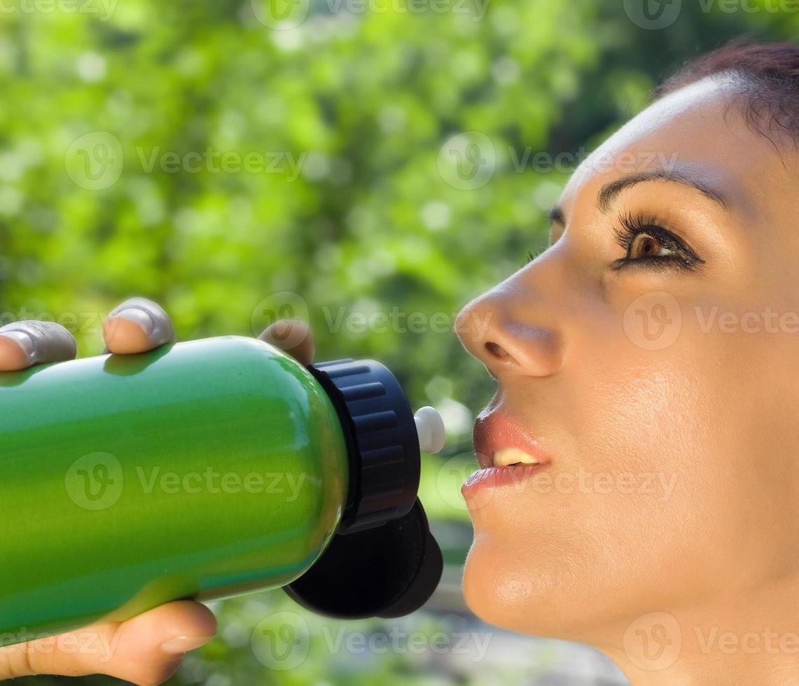 schönes Mädchen Trinkwasser foto