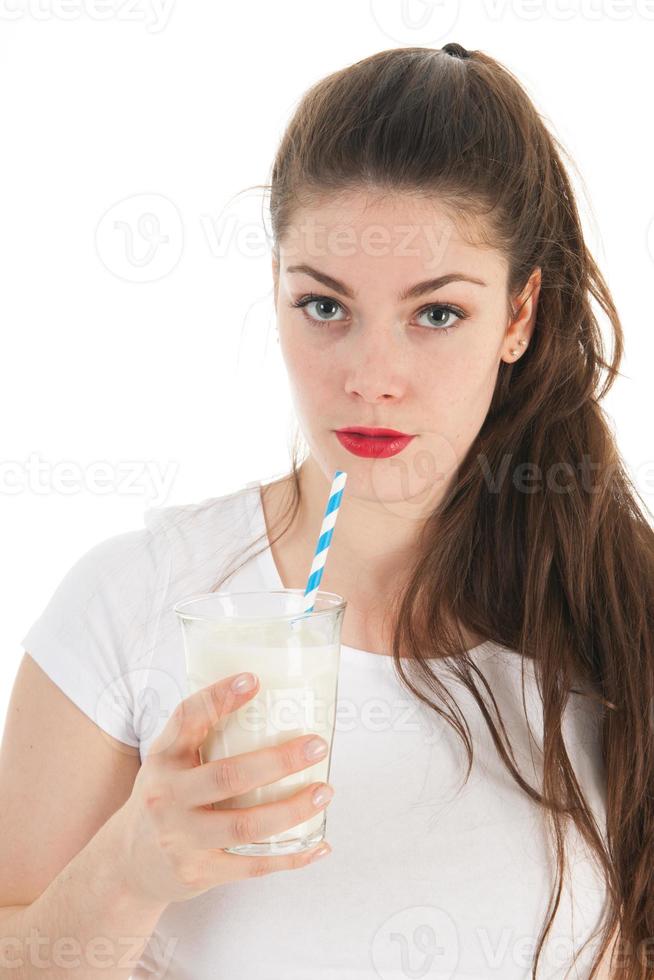 junge Frau, die Milch trinkt foto