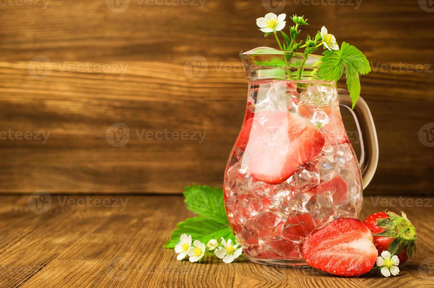 Erfrischungsgetränk mit einer Erdbeere foto