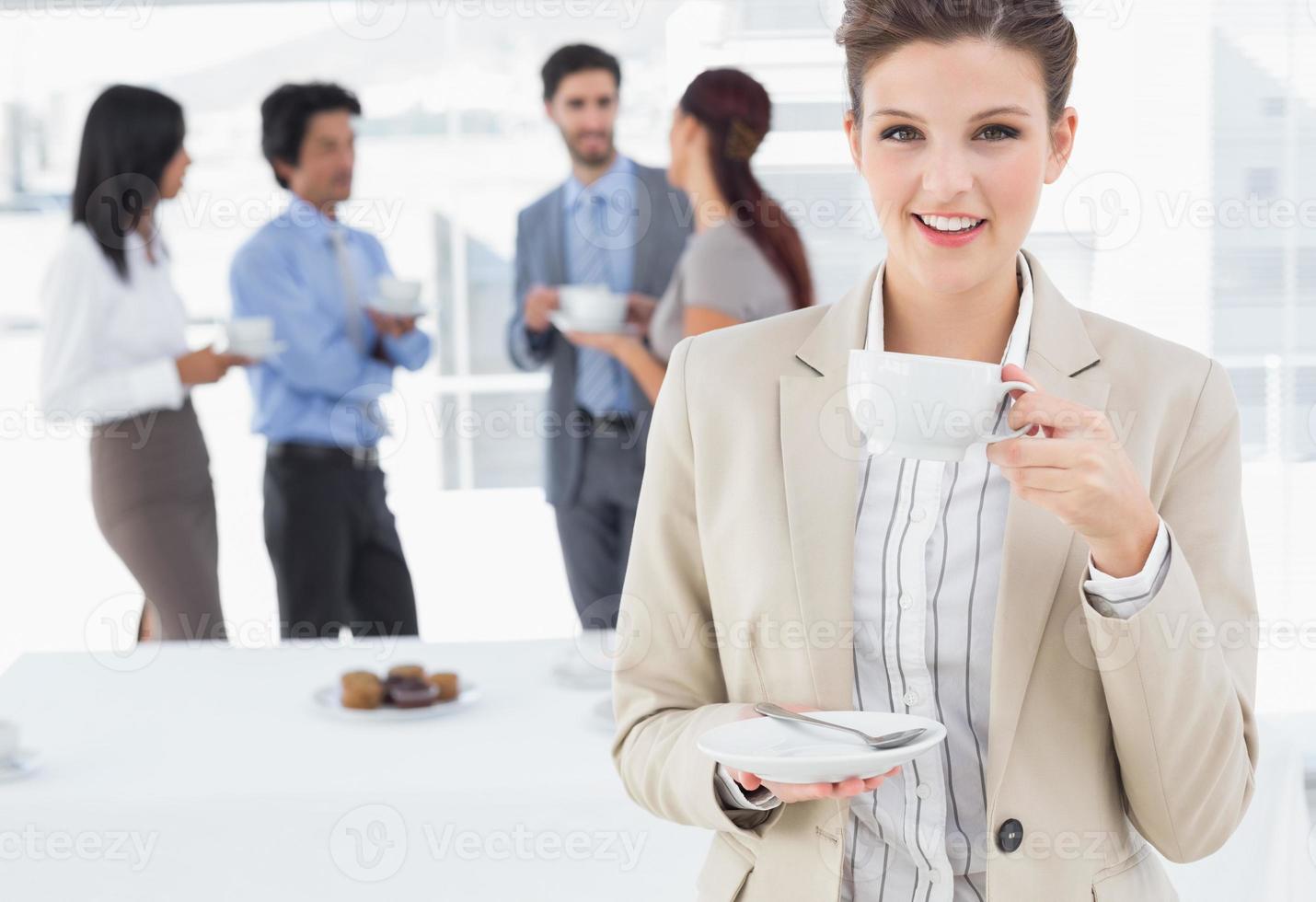 lächelnde Geschäftsfrau mit einem Drink foto