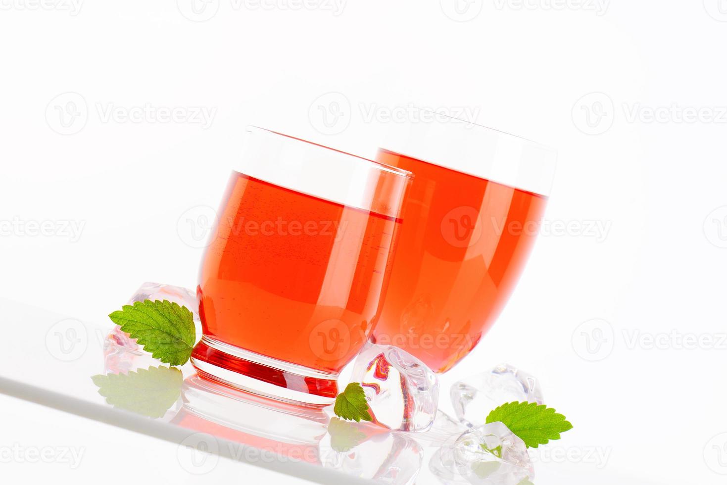 Gläser mit Getränken mit Fruchtgeschmack foto