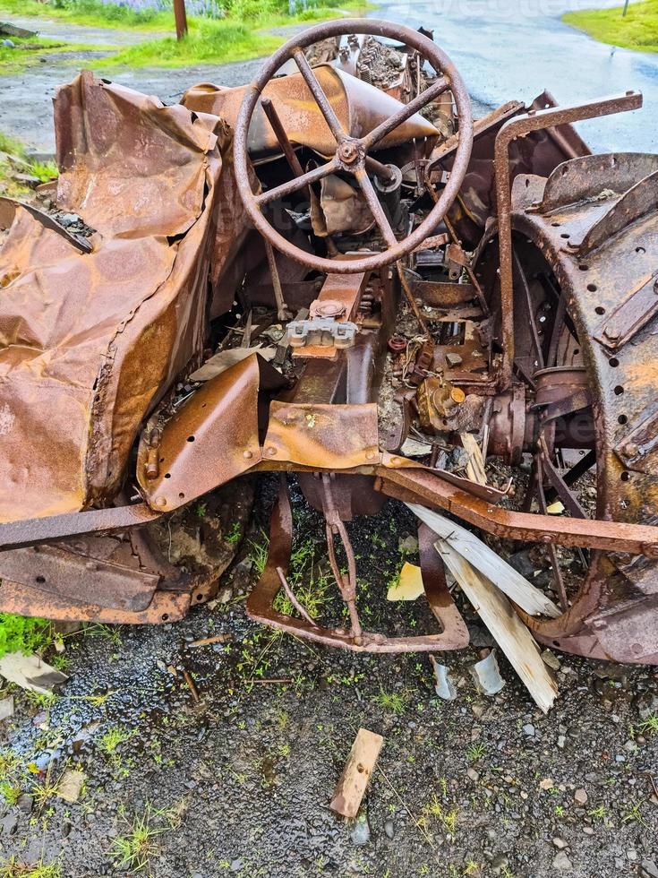 ein Traktor, der vor langer Zeit aufgegeben wurde und völlig mit Rost überzogen ist foto