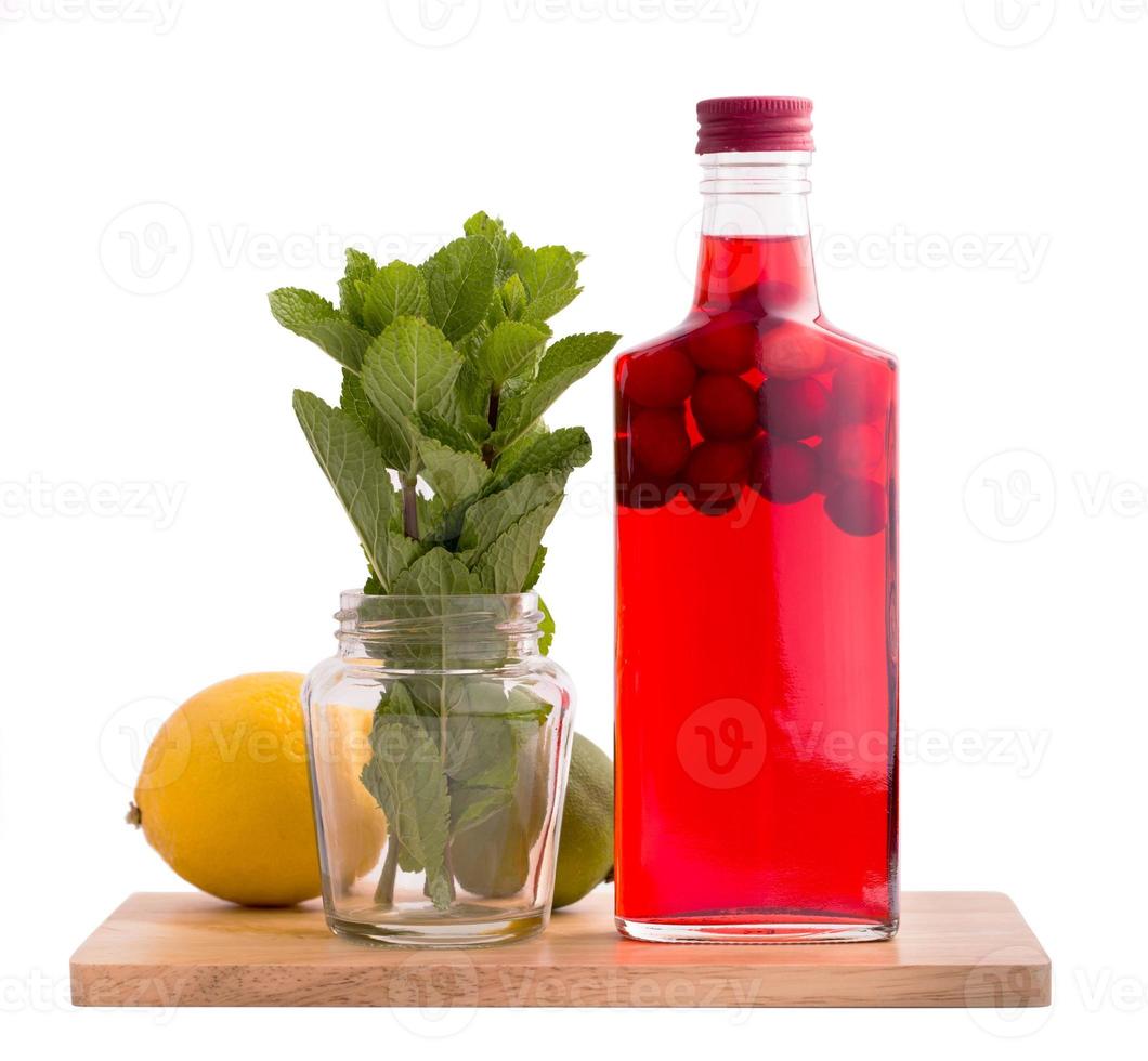 Flasche Cranberry-Getränk isoliert foto