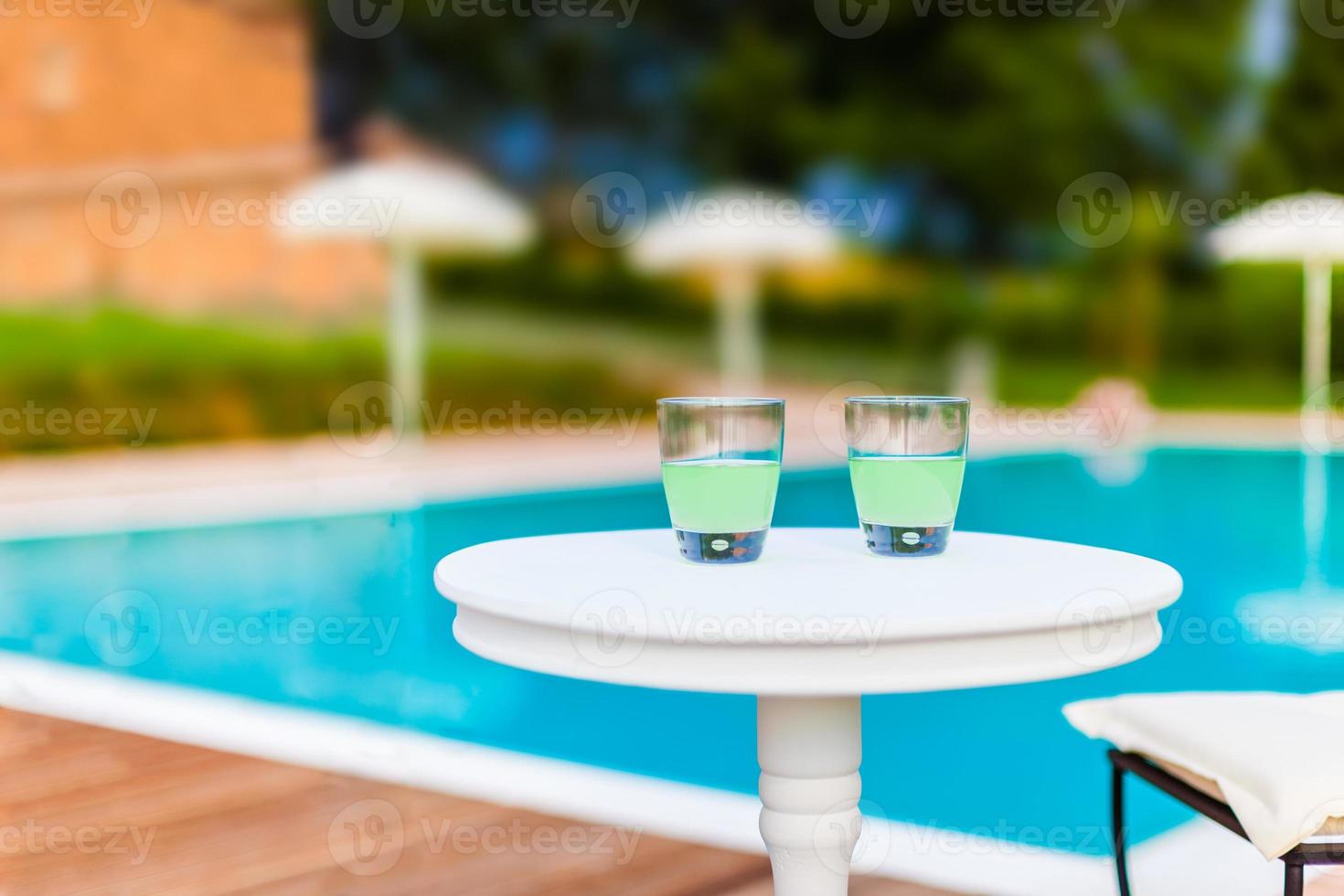 zwei Getränke auf einem Tisch foto