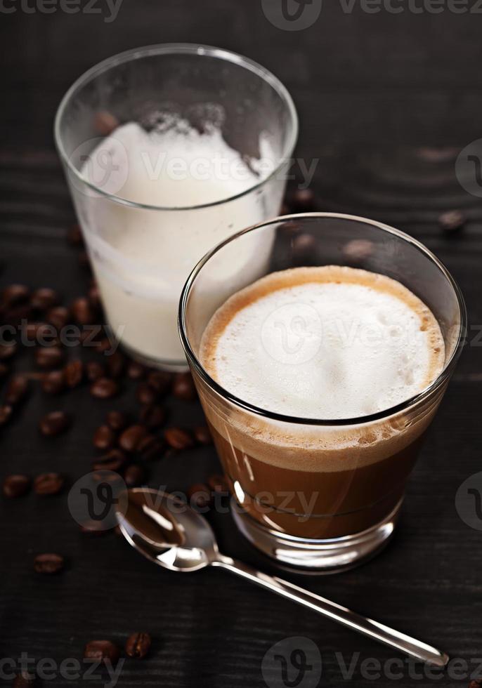 Cortado-Kaffeegetränk im Glas foto
