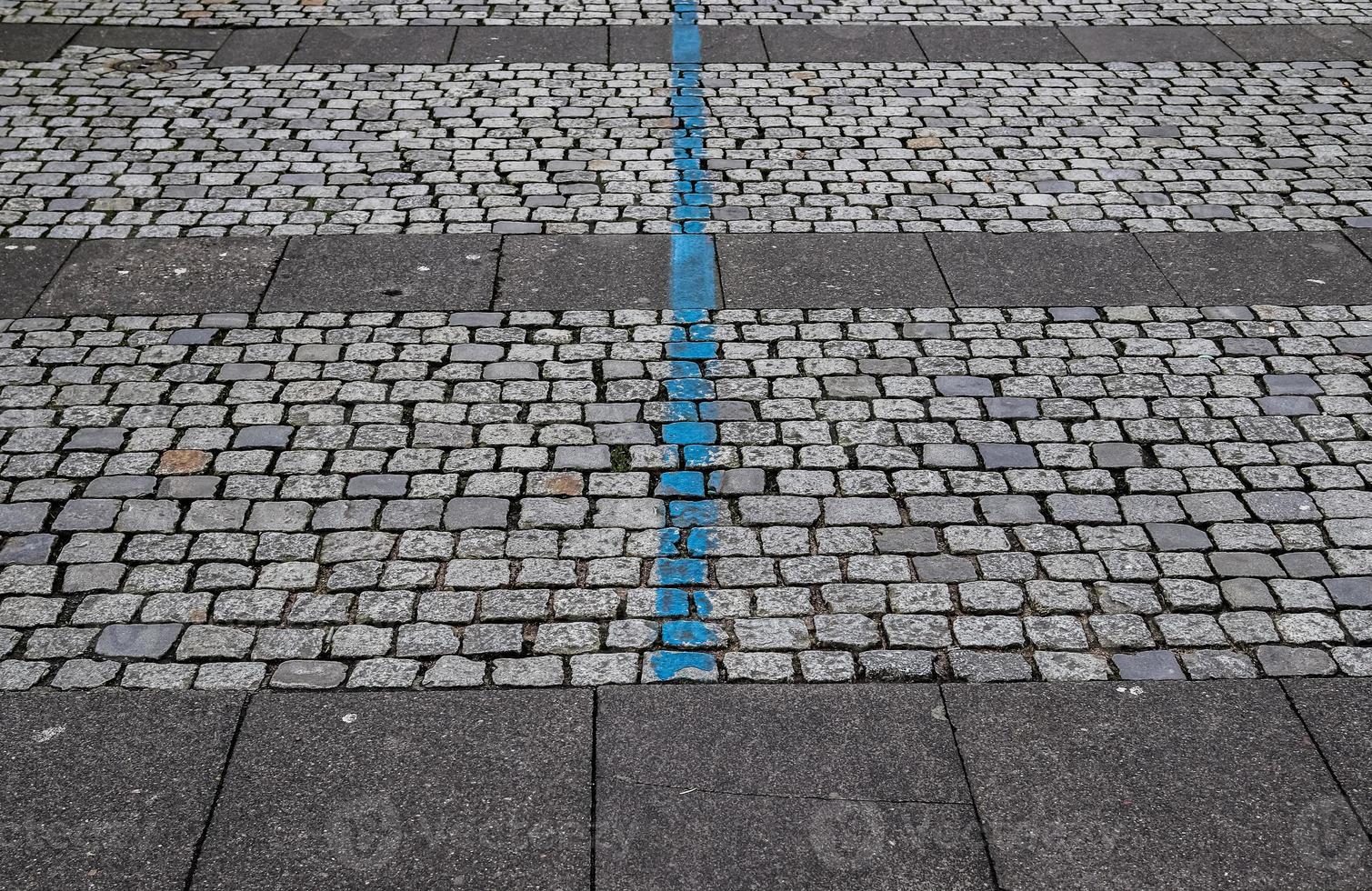 Detaillierte Nahaufnahme auf alten historischen Kopfsteinpflasterstraßen und Gehwegen foto