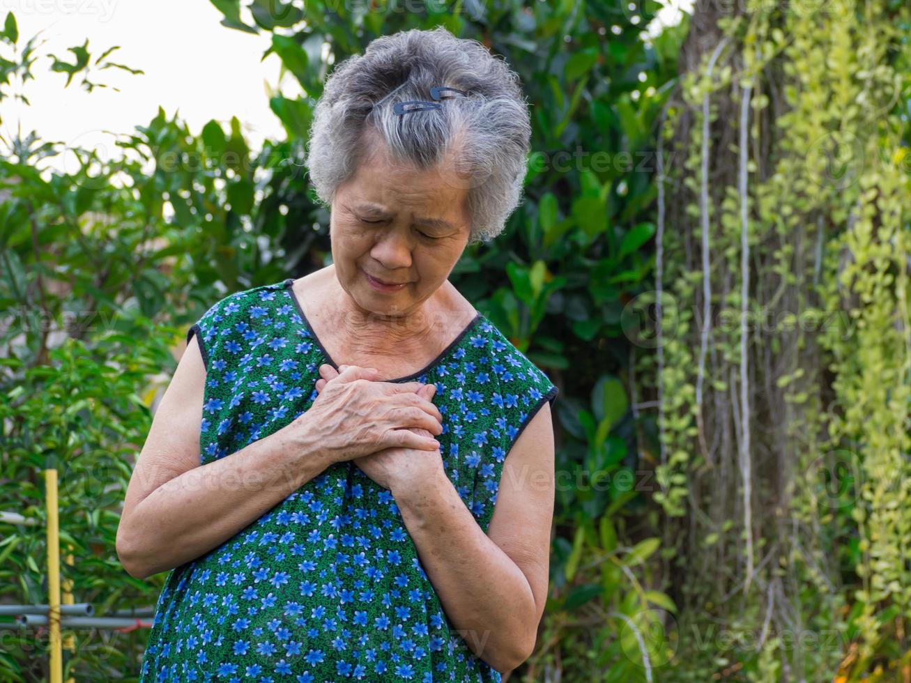 Porträt einer älteren Frau mit Herzinfarkt foto