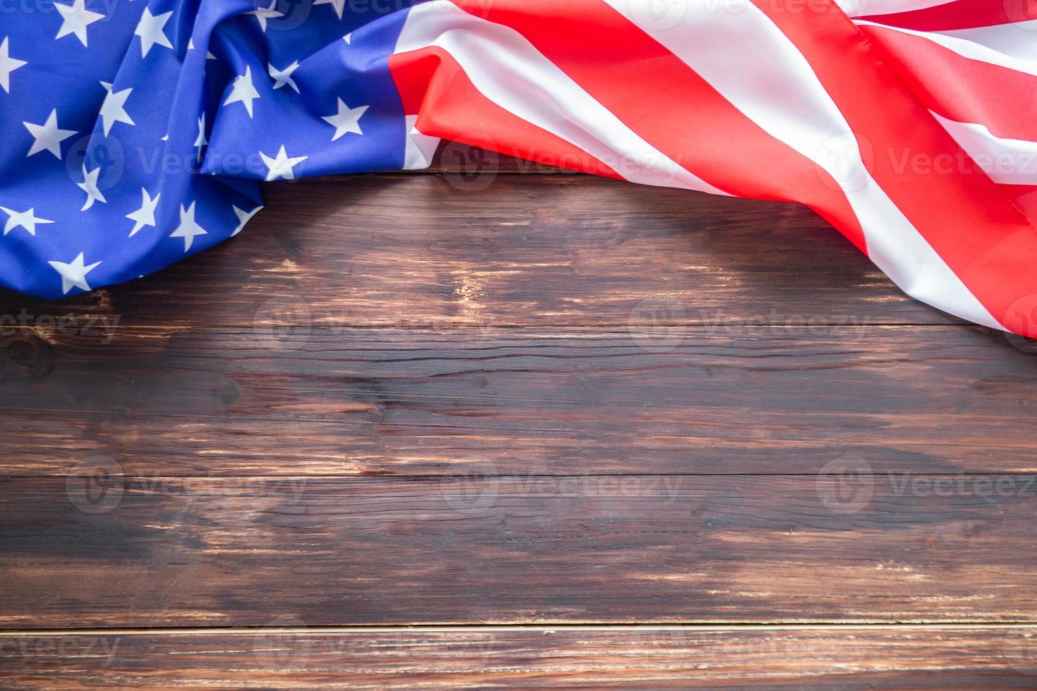 nahaufnahme der amerikanischen flagge wird auf der linken seite mit kopierraum auf einem holztischhintergrund platziert foto