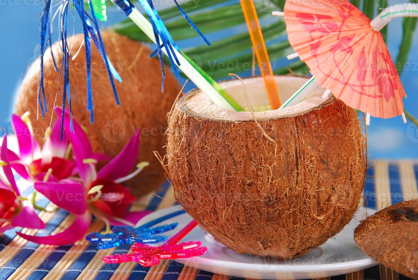Sommergetränk in Kokosnussschale foto