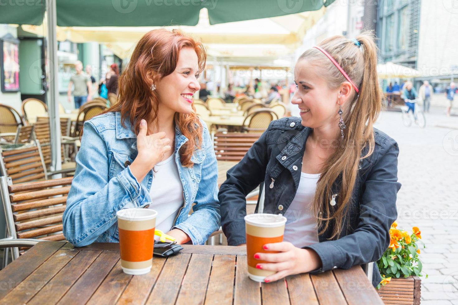 Teenager-Mädchen trinken an der Bar foto