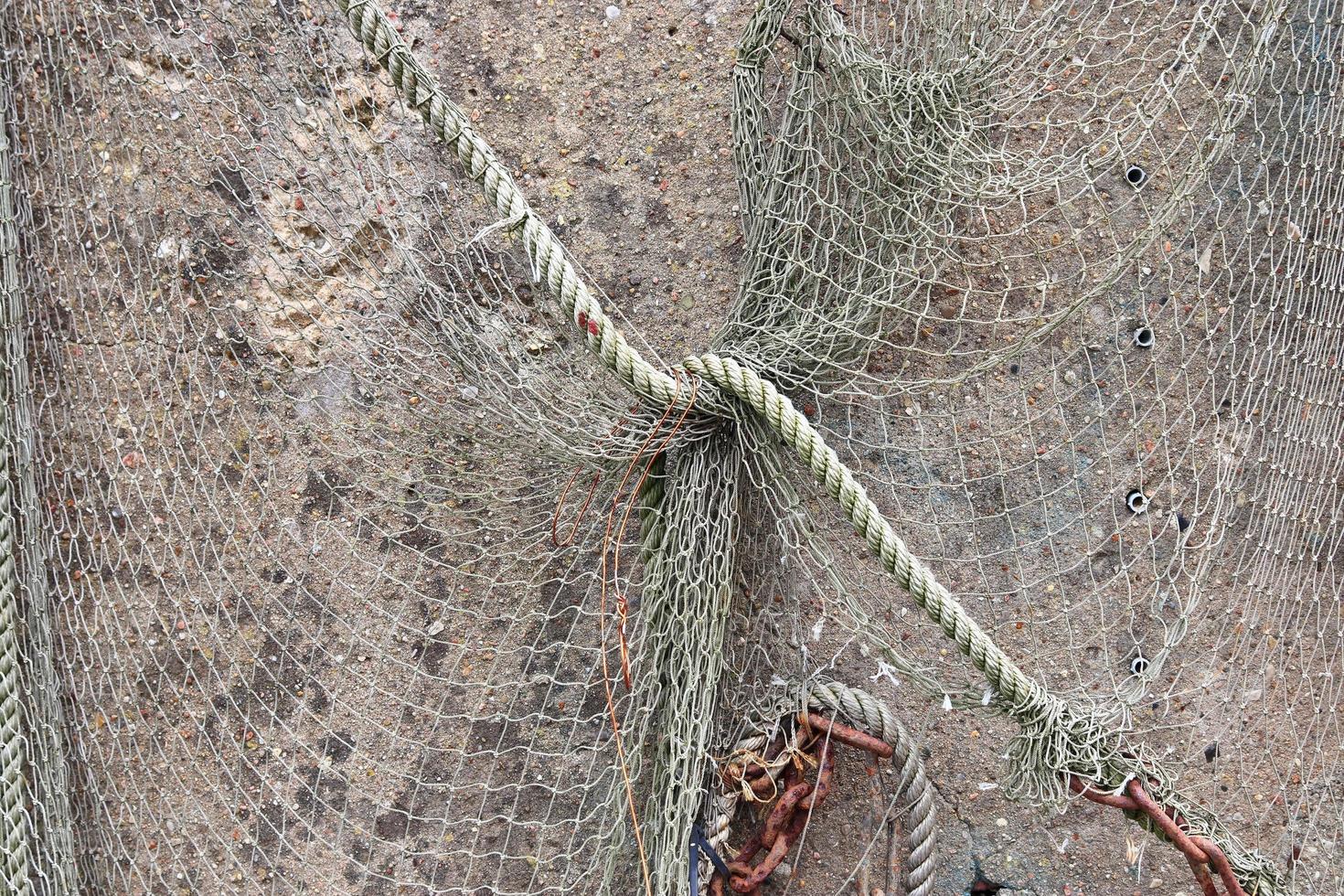 Nahaufnahme auf ein Fischernetz Dekoration an einer alten verwitterten Wand. foto