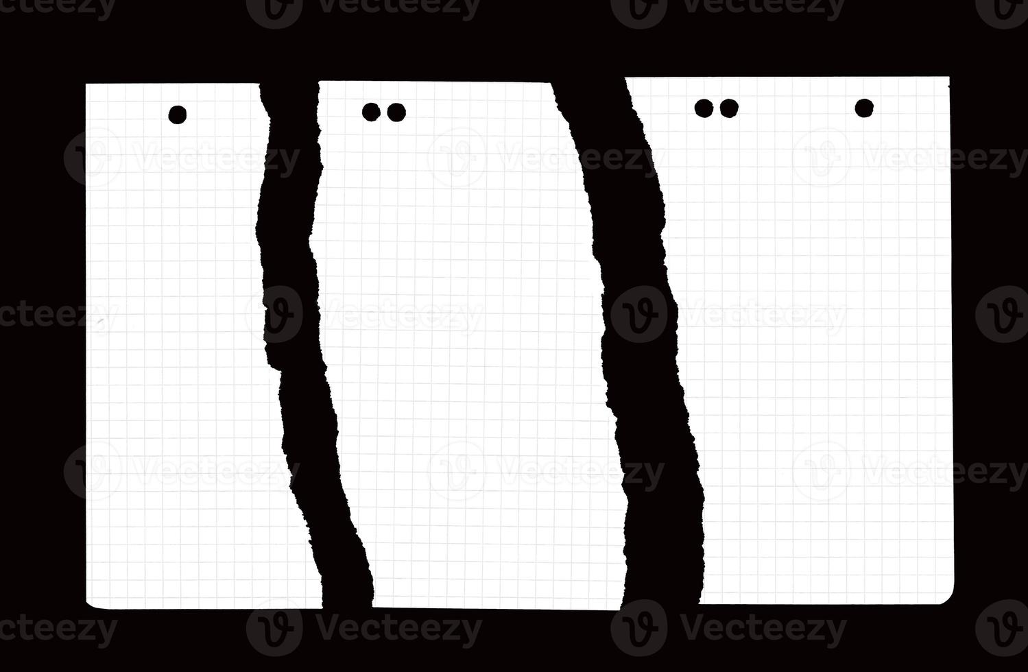 Textur aus zerknittertem weißem Papier in einem Käfig, blaue Linien, zerrissene Kanten auf schwarzem Hintergrund foto