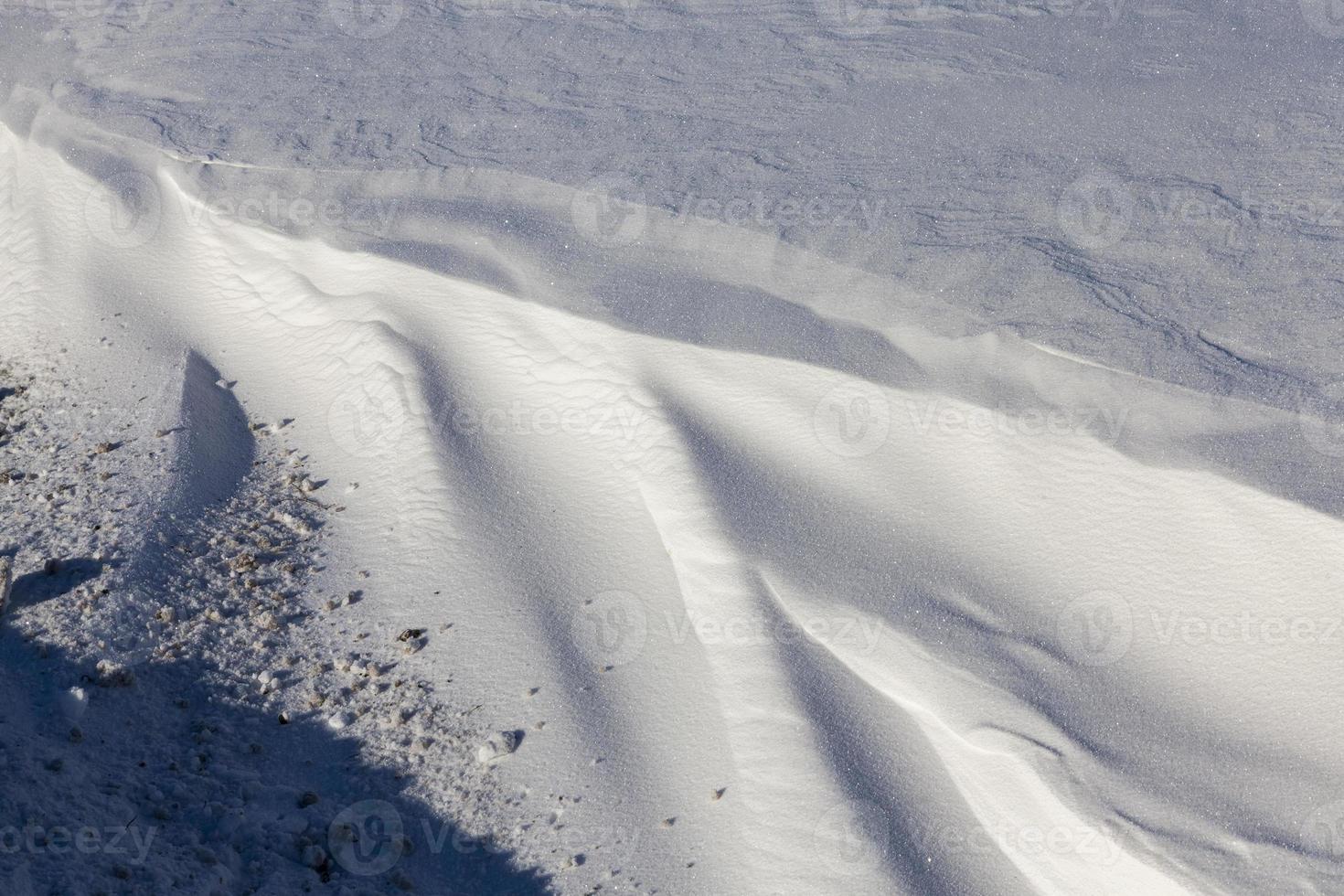 Schnee in der Nähe der Straße foto