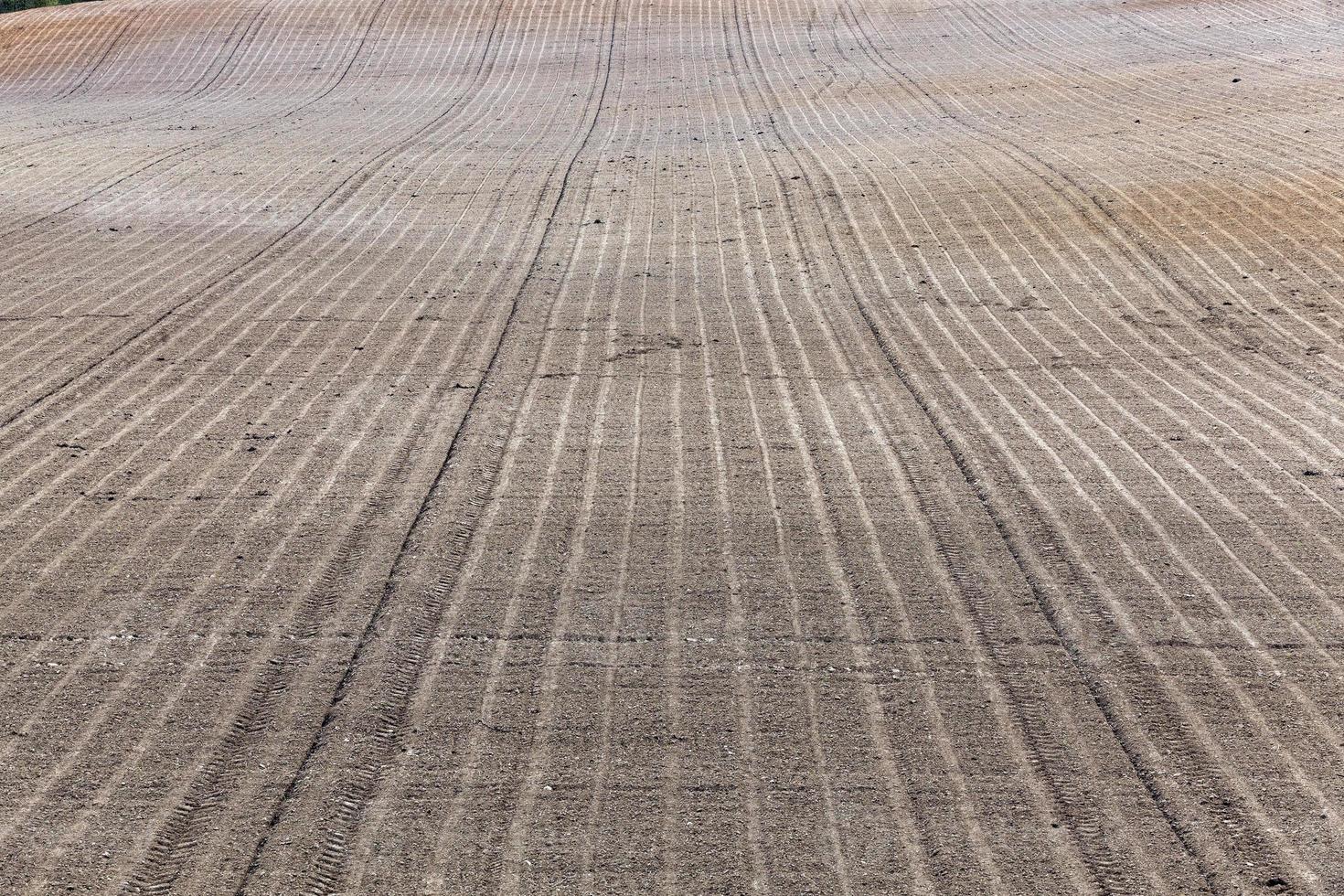 gepflügtes landwirtschaftliches Feld foto