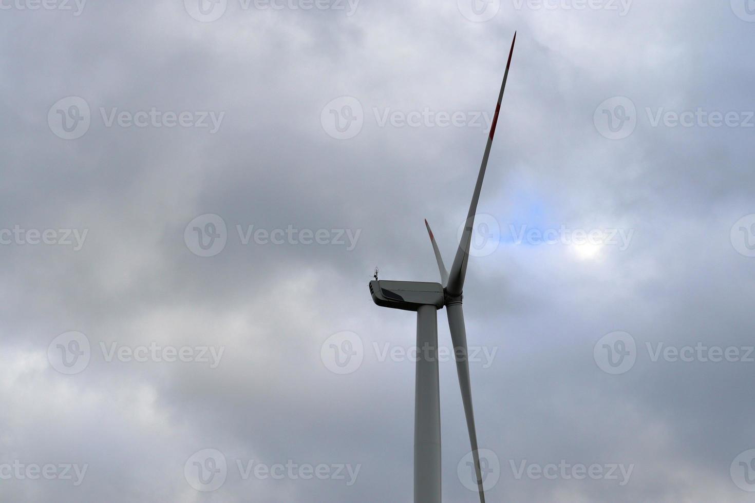 Panoramablick auf Windmühlen für alternative Energien in einem Windpark in Nordeuropa foto