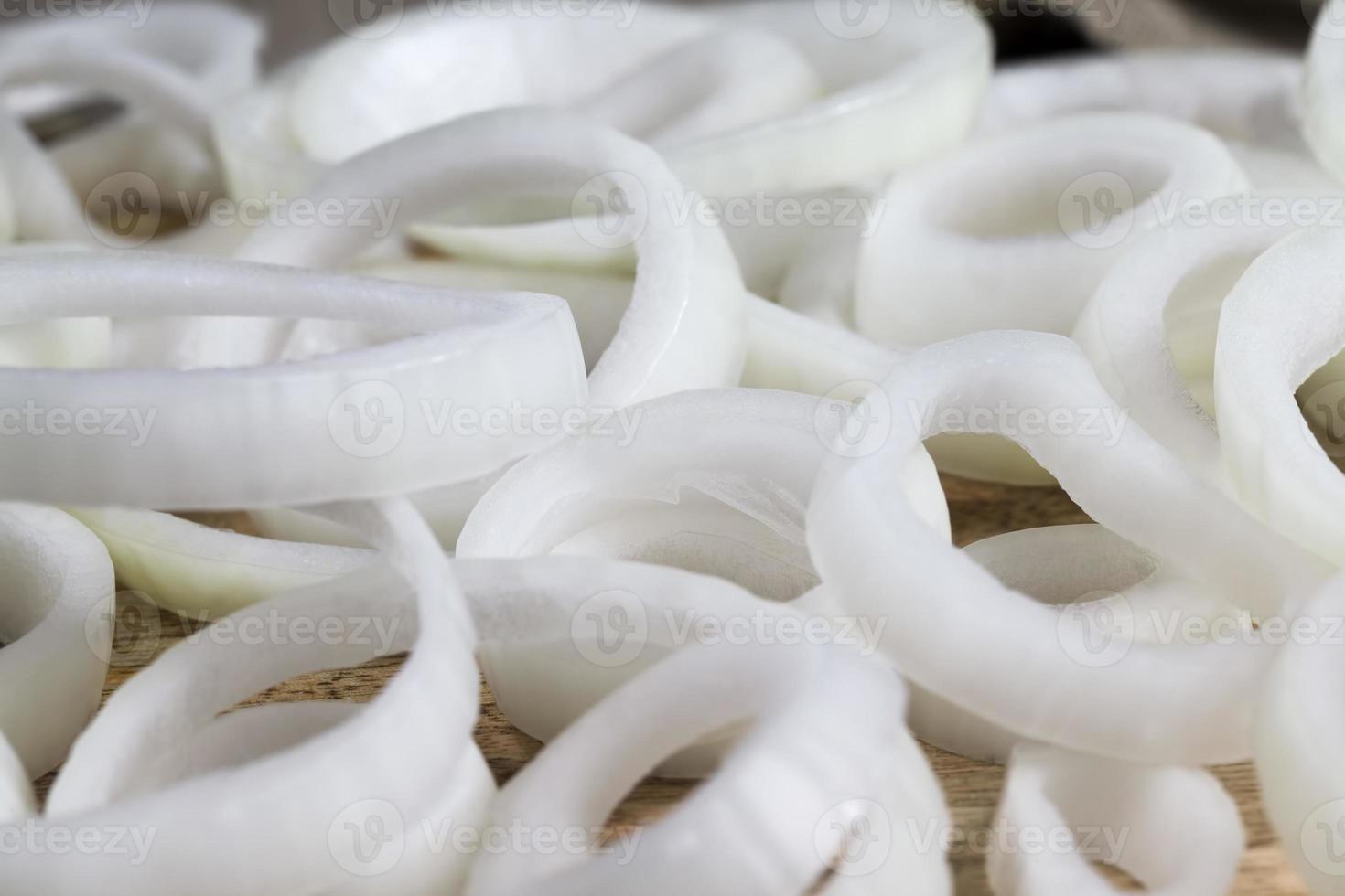 in Stücke geschnittene saure Zwiebeln foto