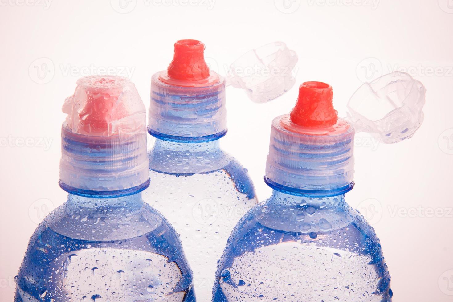Plastikflaschen mit Trinkwasser foto