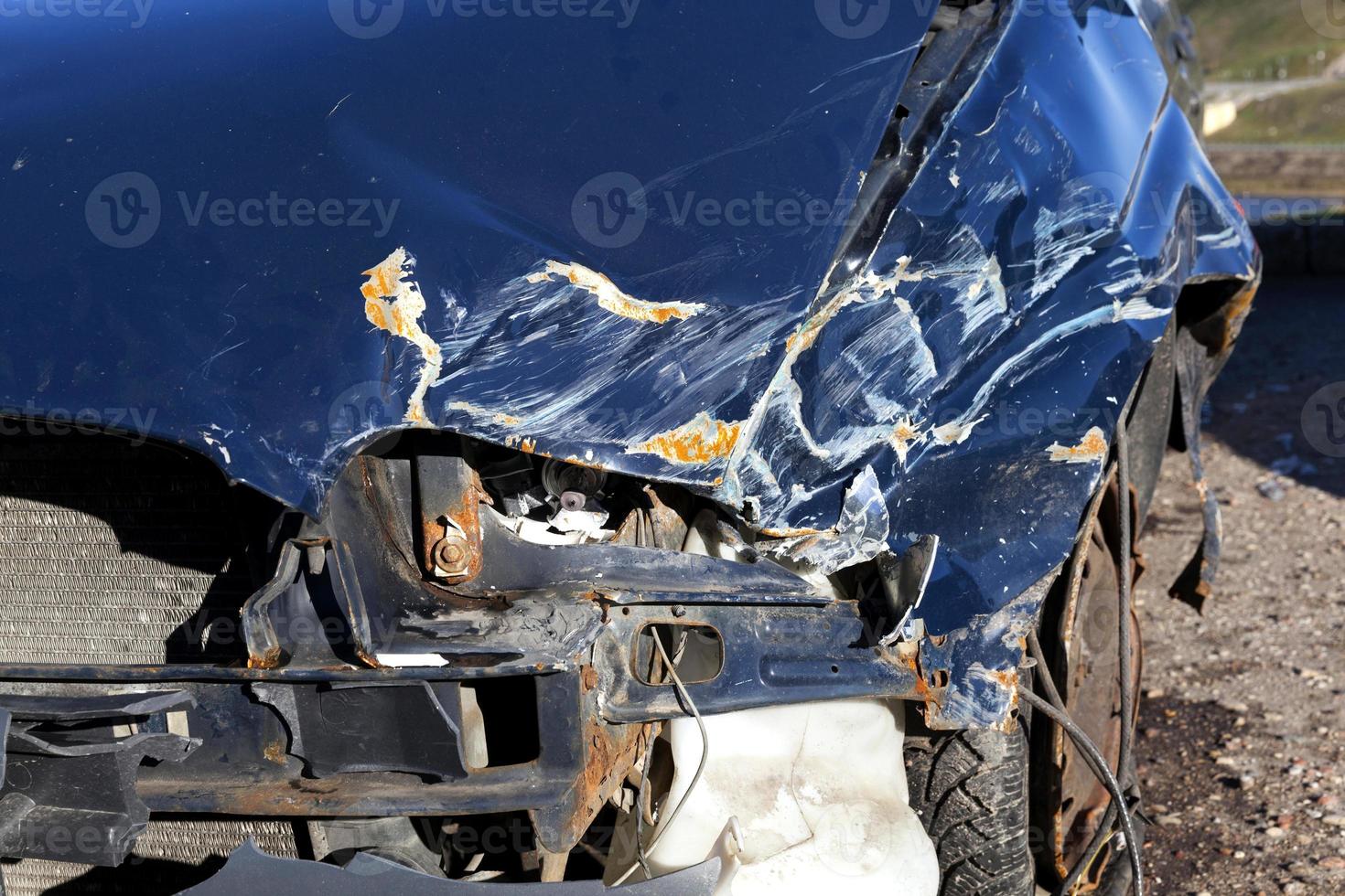 die Zerstörung des Autos nach dem Unfall foto