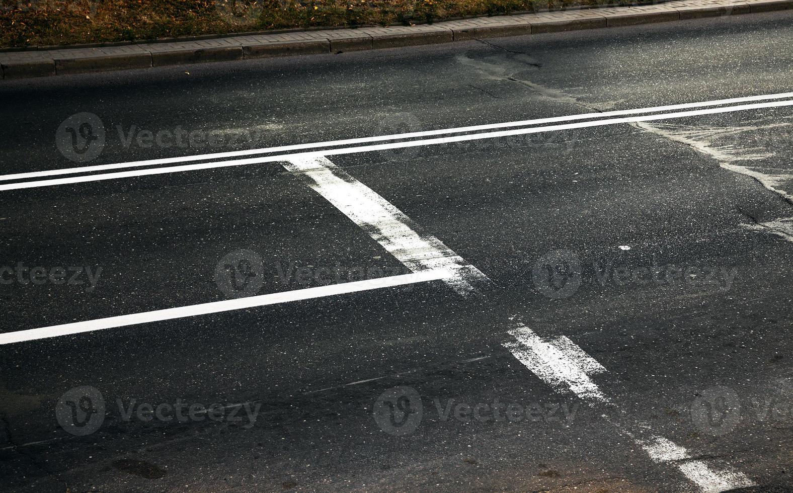 abgenutzte Fahrbahnmarkierungen foto