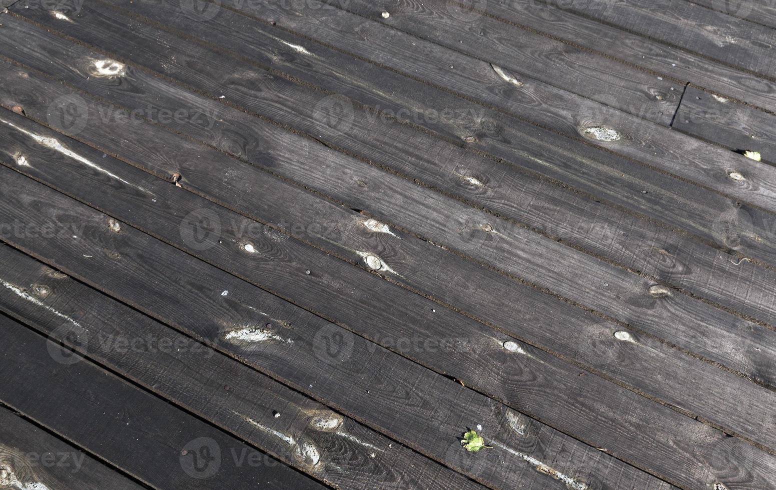 ein Pier an einem Fluss foto