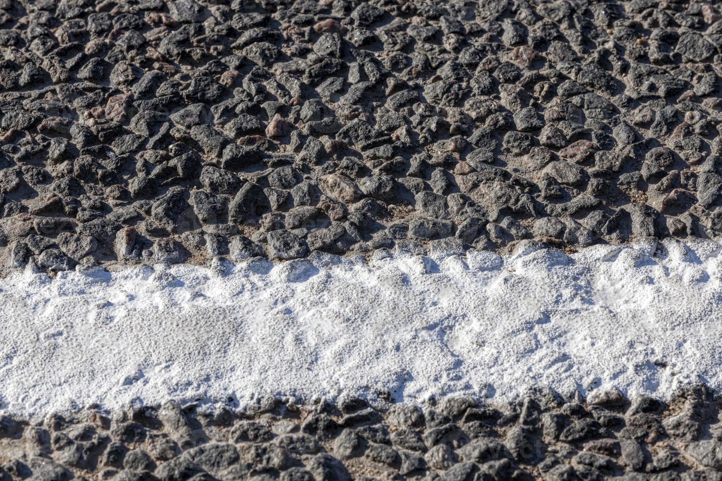 weiße Fahrbahnmarkierungen gezeichnet foto