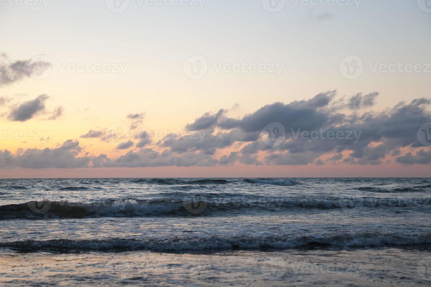 Sonnenuntergang an der Ostseeküste foto