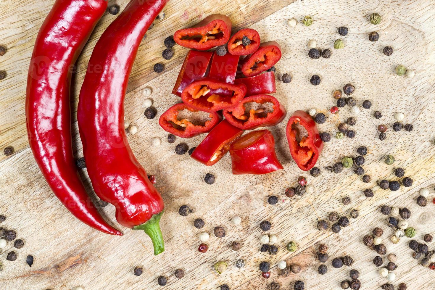 Schneiden Sie die rote Paprika in Stücke foto