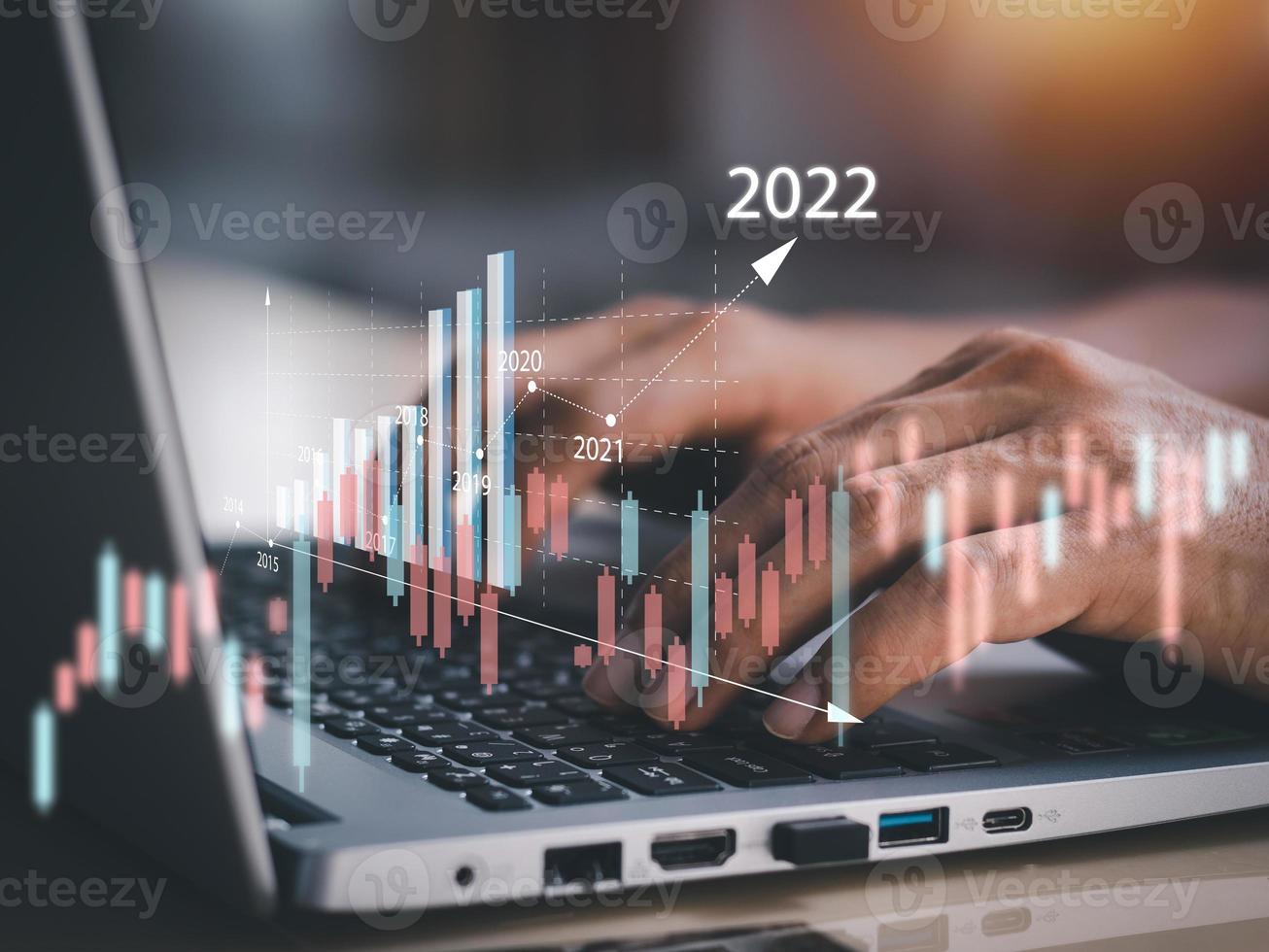 Geschäftsfinanzierungstechnologie und Investitionskonzept. Börseninvestmentfonds und digitale Assets. geschäftsmann, der die finanzdaten des forex-handelsdiagramms analysiert. Hintergrund der Unternehmensfinanzierung. foto